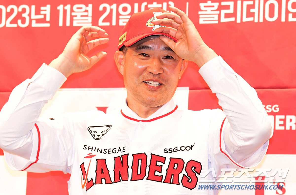 최저 연봉으로 은퇴+주장직 수락 CHOO…이숭용 감독 "멋지게 보내주고 …