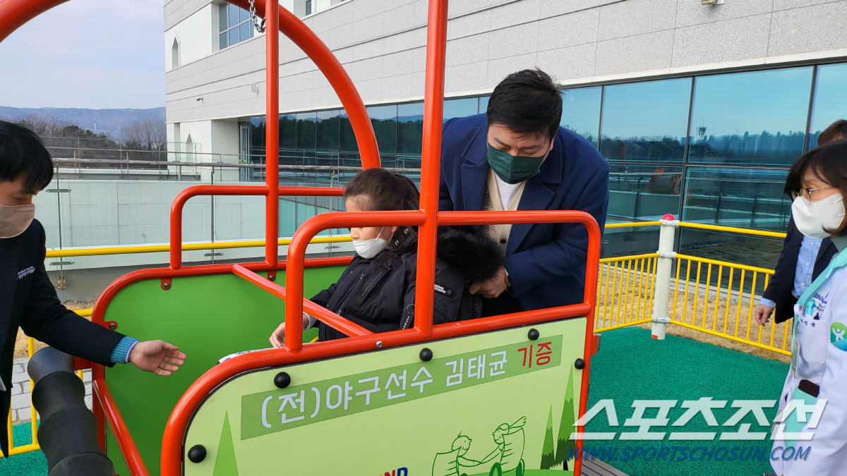 김태균 '휠체어 그네'를 아시나요? 어린이재활병원에 특별 제작 그네 전달…