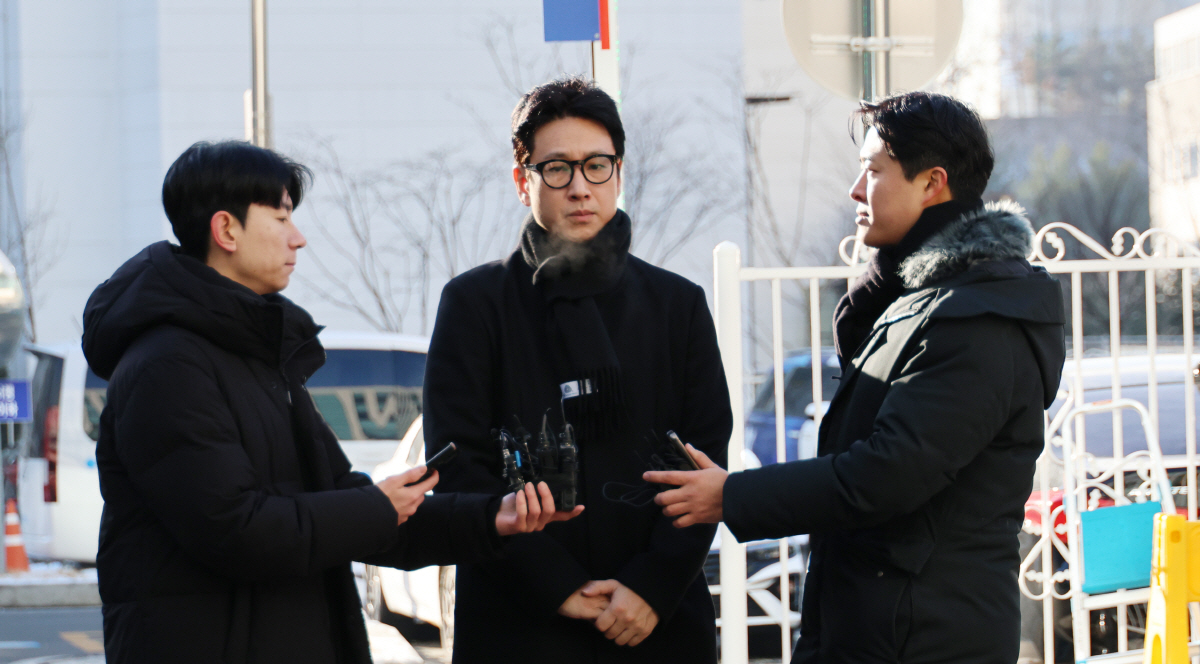 [종합] "'기생충'으로 국제적 명성 얻은 이선균, 경찰 조사 중 사망"…