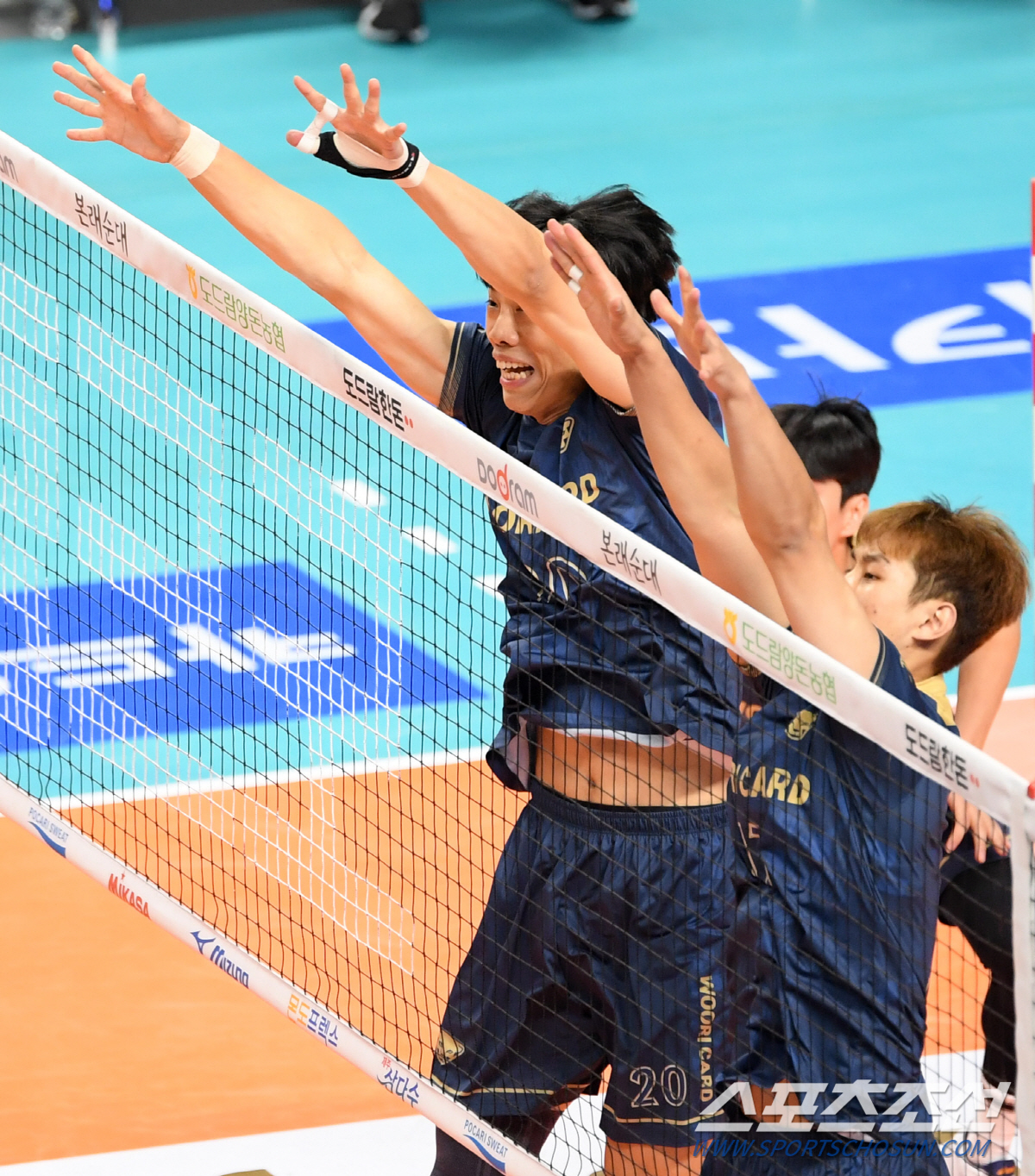'김지한 트리플크라운+이상현 6블록' 우리카드 날았다! KB 잡고 거침없…