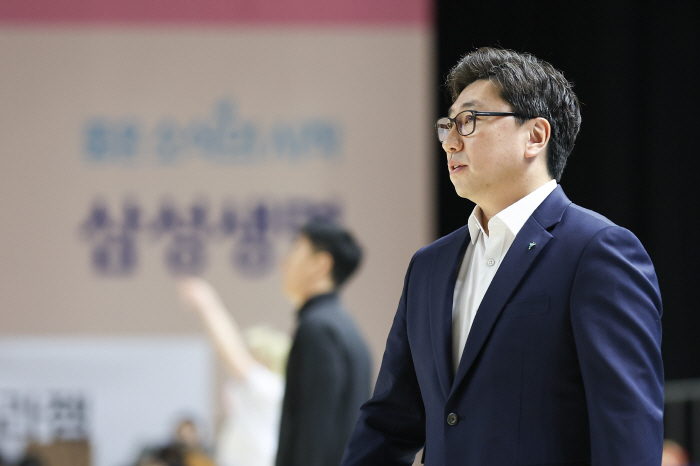 삼성생명에 단독 3위 허용한 하나원큐 김도완 감독, "초반부터 밀렸다"