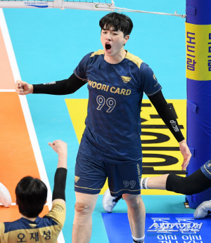 '김지한 트리플크라운 이상현 6블록' 우리카드 날았다! KB 잡고 거침없는 4연승 선두 질주 [장충리뷰]