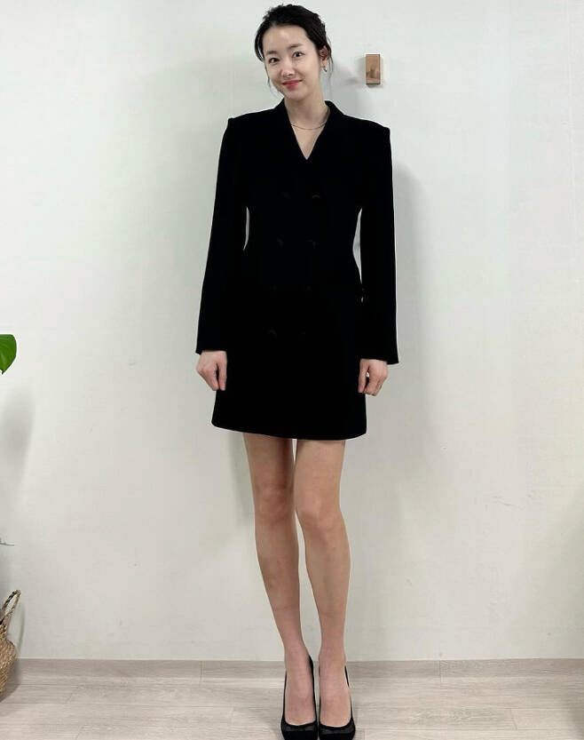 소이현, ♥인교진도 반한 완벽 비율…블랙 원피스로 연말 분위기 '물씬'