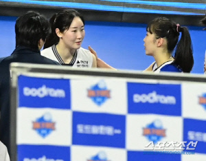 '예림이 돌아왔구나~' 유니폼은 달라도 변함없는 우정...부상에서 돌아온 고예림 환영한 절친 황민경[화성 현장]