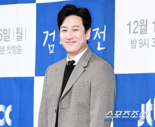 '조진웅 부축·조정석 오열'…故이선균 비보 이틀째, 동료들의 눈물로 채운…