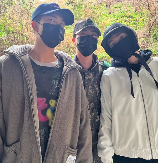 방탄 RMX뷔, 웃음 사라진 카리스마 군복 비주얼…훈련소 근황 첫 공개