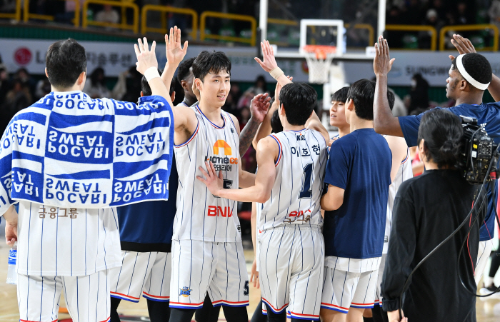 [KBL 프리뷰]우승후보 KCC-SK의 '연승경쟁'…KCC '라운드 전승…