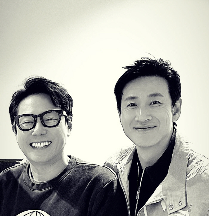 윤종신, 故이선균과 찍은 마지막 사진 "일보다 아이들 얘기했던 아빠…고생…