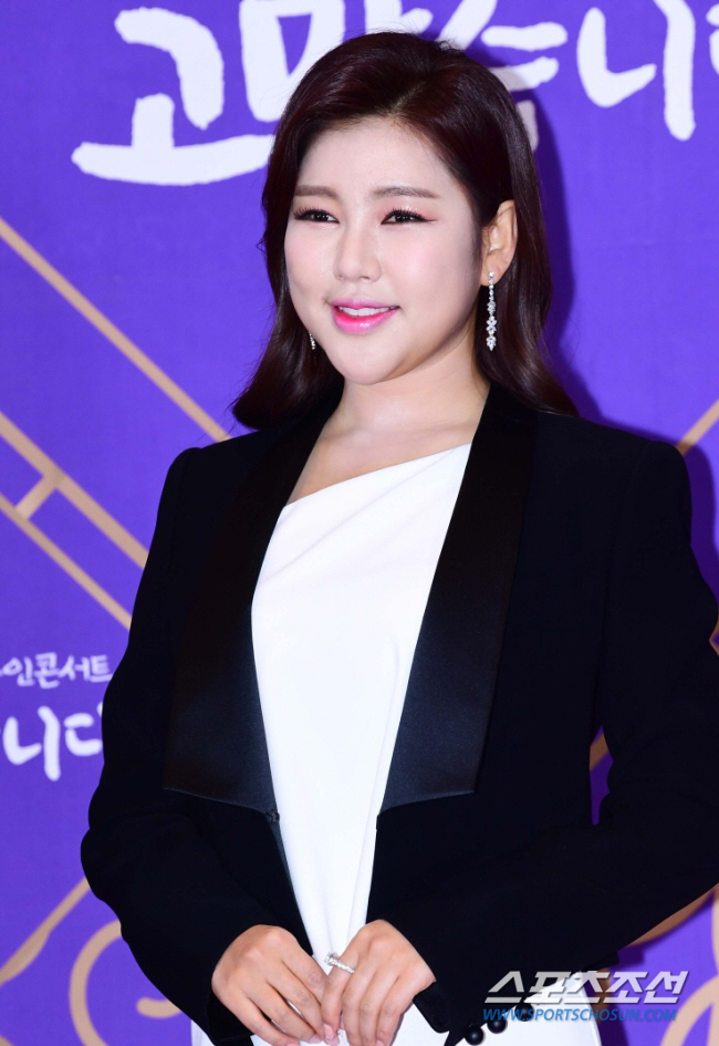송가인 콘서트 무대 설치 중 기둥 무너져…작업자 4명 부상
