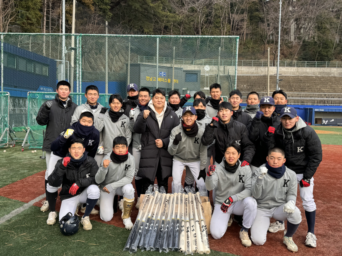 "후배들에게 힘되고파…올해 부진 죄송" 한동희, 모교에 야구배트 선물