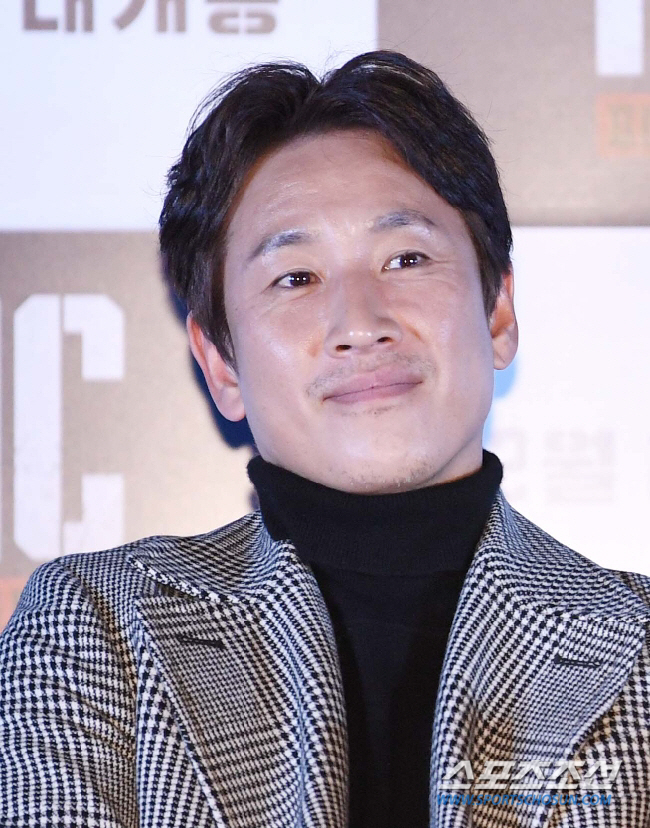 故이선균, 유족·동료 눈물 속 발인…전혜진 두 아들 손 잡고 함께 [종합…