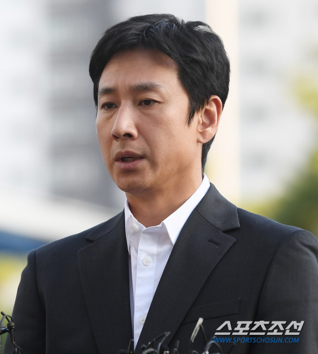 故이선균, 유족·동료 눈물 속 발인…전혜진 두 아들 손 잡고 함께 [종합…