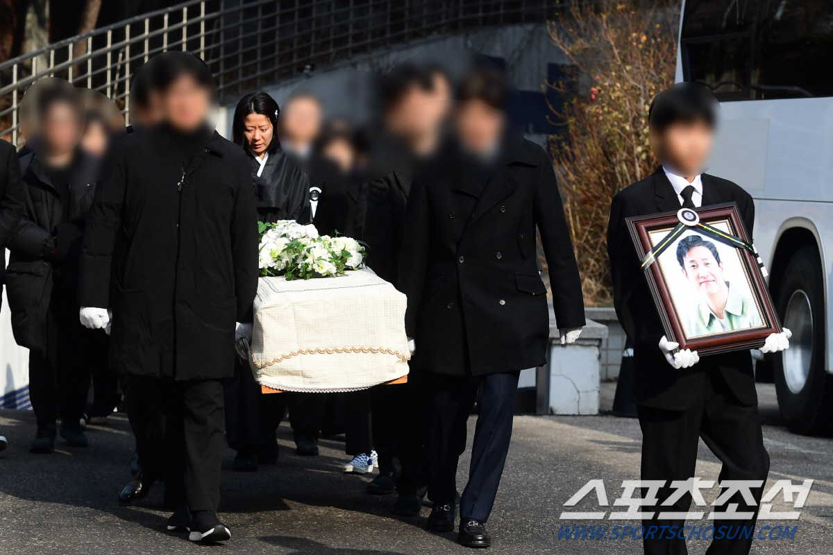 故이선균, 눈물의 발인식..영정 든 아들·아내 전혜진 배웅 속 영면 [종…