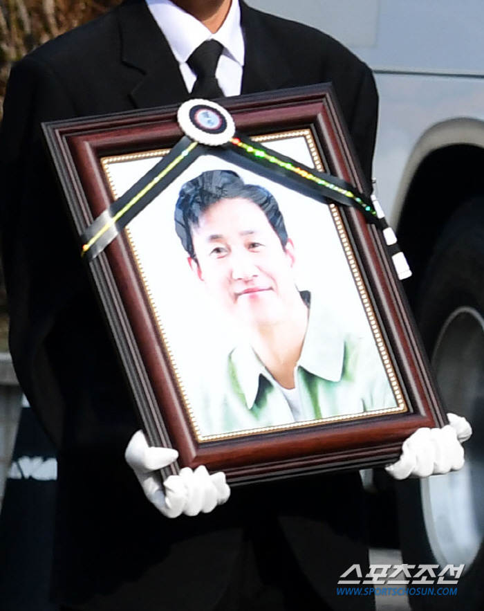 "편안함에 이르길" 정우성→손석구, 故이선균에 건넨 먹먹한 마지막 인사 …