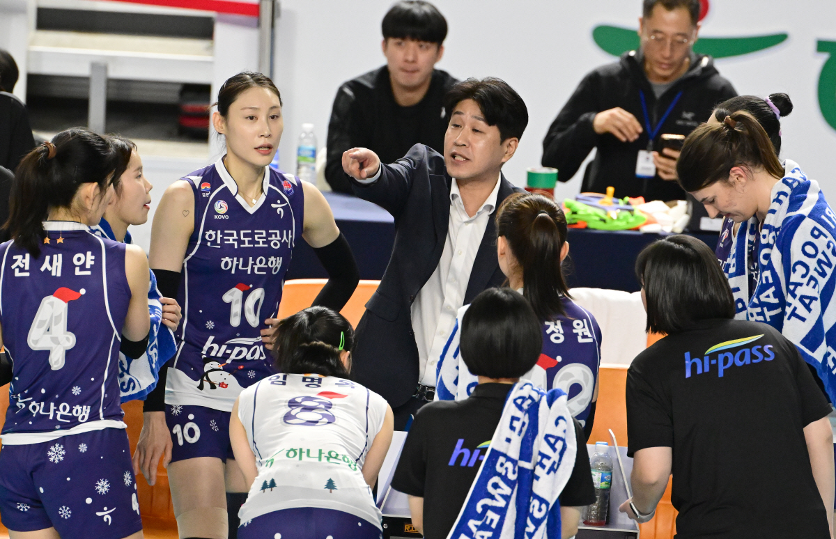 도로공사-GS칼텍스 '절친더비' 시즌4, 드디어 김종민 감독이 웃었다[V…