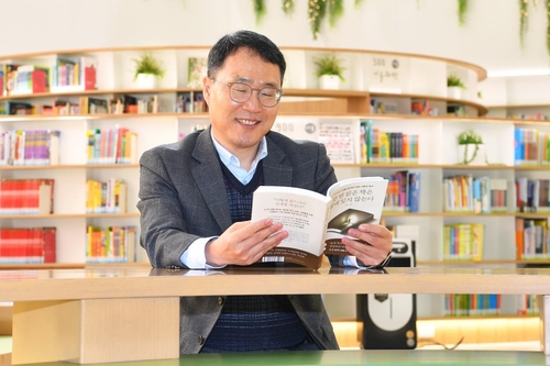 [휴먼n스토리] '한 번 읽은 책은…' 독서광 허필우 부산시 담당관