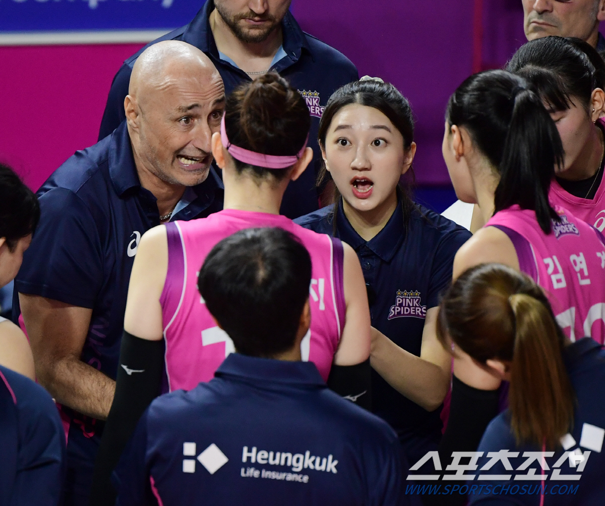 '김해란 복귀+김연경 봉쇄' 현대건설, 흥국생명에 시즌 첫 셧아웃 '굴욕…