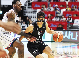 프로농구 '형제 대결' 또 만원 관중…승자는 배스 폭발한 kt