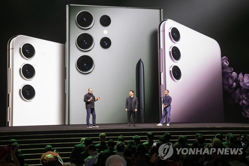 (서울=연합뉴스) 크리스티아노 아몬(Cristiano Amon) 퀄컴 사장(왼쪽부터)과 삼성전자 MX사업부장 노태문 사장, 히로시 록하이머(Hiroshi Lockheimer) 구글 수석부사장이 1일(현지 시각) 미국 샌프란시스코 머소닉 오디토리움에서 열린 '갤럭시 언팩 2023'에서 3사 협업을 발표하고 있다. 2023.2.2 [삼성전자 제공. 재판매 및 DB 금지] photo@yna.co.kr