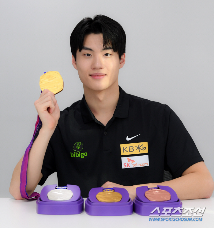 [신년인터뷰]지구 한바퀴를 수영했다는 '독종' 황선우, "2024년엔 올…