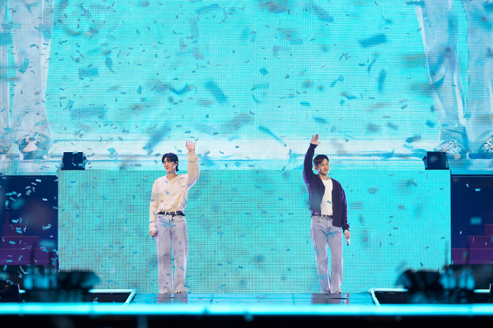 역시 'K팝 레전드' 동방신기, '라이징 선→주문' 20년 히스토리 담은…