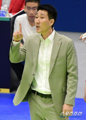 현대캐피탈에 '충격 2연패' 권영민 감독 