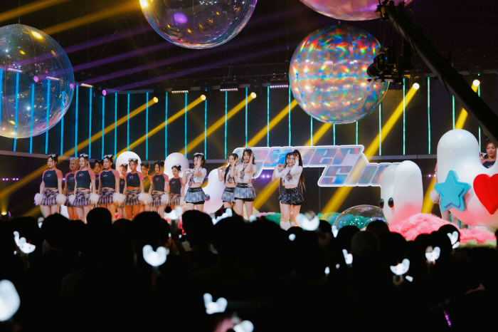 뉴진스, 美 ‘뉴 이어스 로킹 이브’ 무대로 2024년 새해 장식..글로…