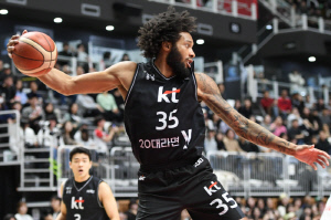 '새해에도 KCC 천적 인증' 44점 대폭발 배스 앞세운 KT, KCC상대 전승. 공동 3위 점프