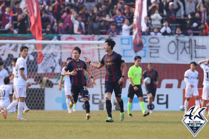 [단독]다시 뛰는 염기훈의 수원, '검증된 원톱' 김현 영입하며 '승격 …