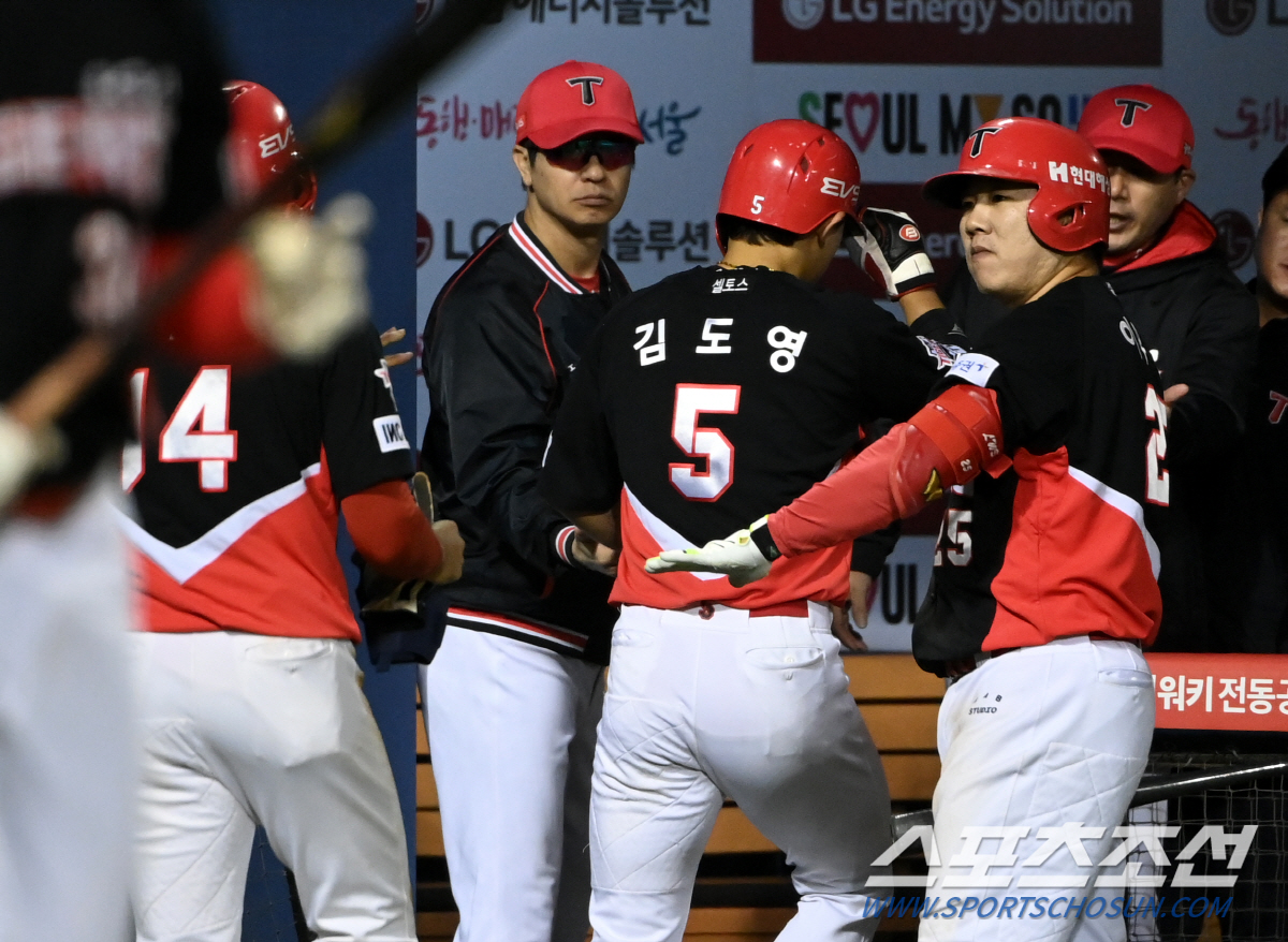'왕조 건설' 꿈꾸는 LG, 강력한 대항마는 KT, 현장은 KIA를 주목…