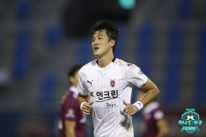[단독]제대로 칼 간 이랜드, '검증된 DF' 김오규까지 품었다