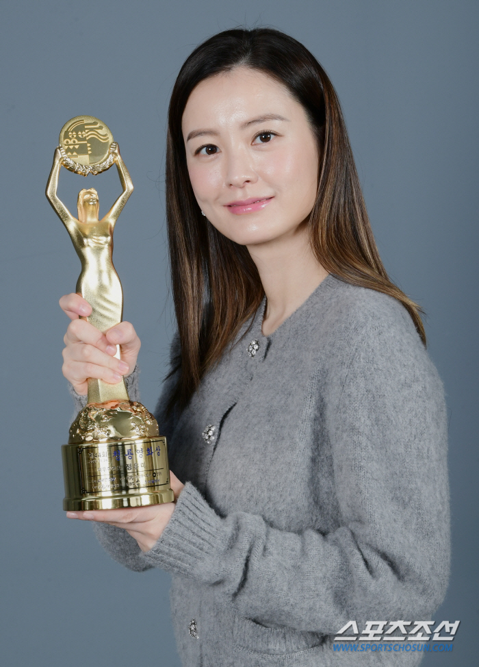 [단독 종합] "촬영장에선 '모범생' 마음가짐"…정유미의 새 도전에 '청룡'이 보낸 화답(청룡영화상)