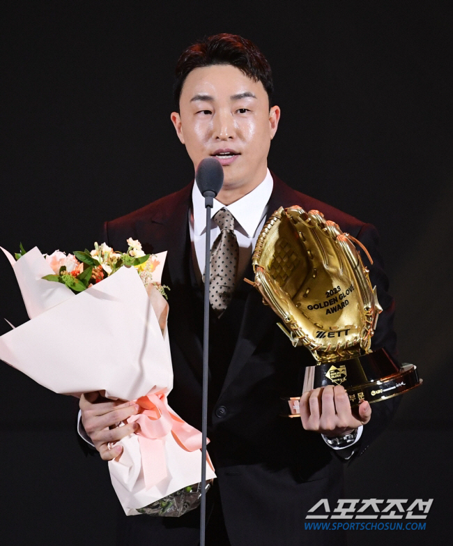 "한 풀었다, 고맙다 (손)아섭아"…2023년 타격왕이 보내는 '셀프 칭…