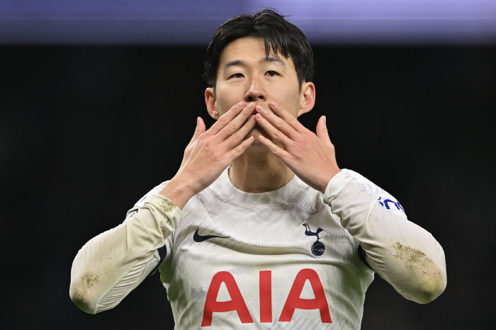 동료가 빌어 준 쏘니의 새해 결심 "더 잘생겨지고, 아시안컵 우승!"