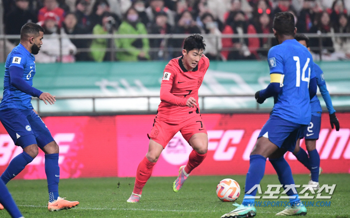 동료가 빌어 준 쏘니의 새해 결심 "더 잘생겨지고, 아시안컵 우승!"