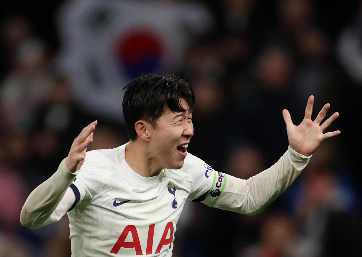 '새해 첫 득점'→'12월 EPL 이달의 팀 선정' 손흥민, 2024년 …