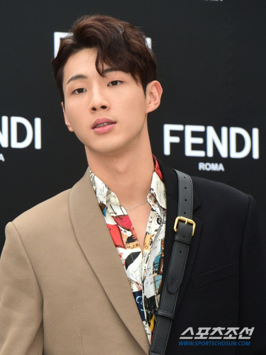 '학폭 해명' 지수, 화보찍고 복귀 신호탄 "폭로자와 오해 풀었다" [S…