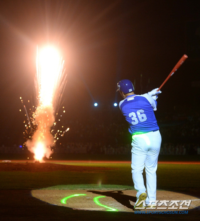 프로야구 삼성라이온즈 이승엽의 은퇴경기가 3일 대구 삼성라이온즈파크에서 열렸다. 23년간의 프로 생활을 마무리한 이승엽이 경기 후 열린 은퇴식에서 마지막으로 타석에 들어서고 있다.대구=최문영 기자 deer@sportschosun.com /2017.10.03/