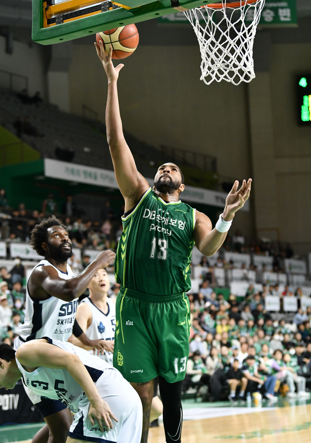 DB 에이스 로슨은 2쿼터 맹추격의 선봉장. 하지만, 오누아쿠는 골밑에서 너무나 위력적이었다. 사진제공=KBL