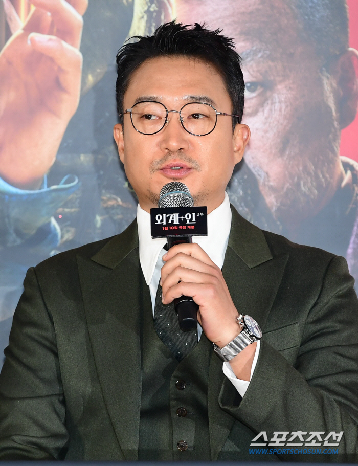 '외계+인' 2부 조우진 "빠른 대사+와이어 액션, 현장서 NG대마왕이었…