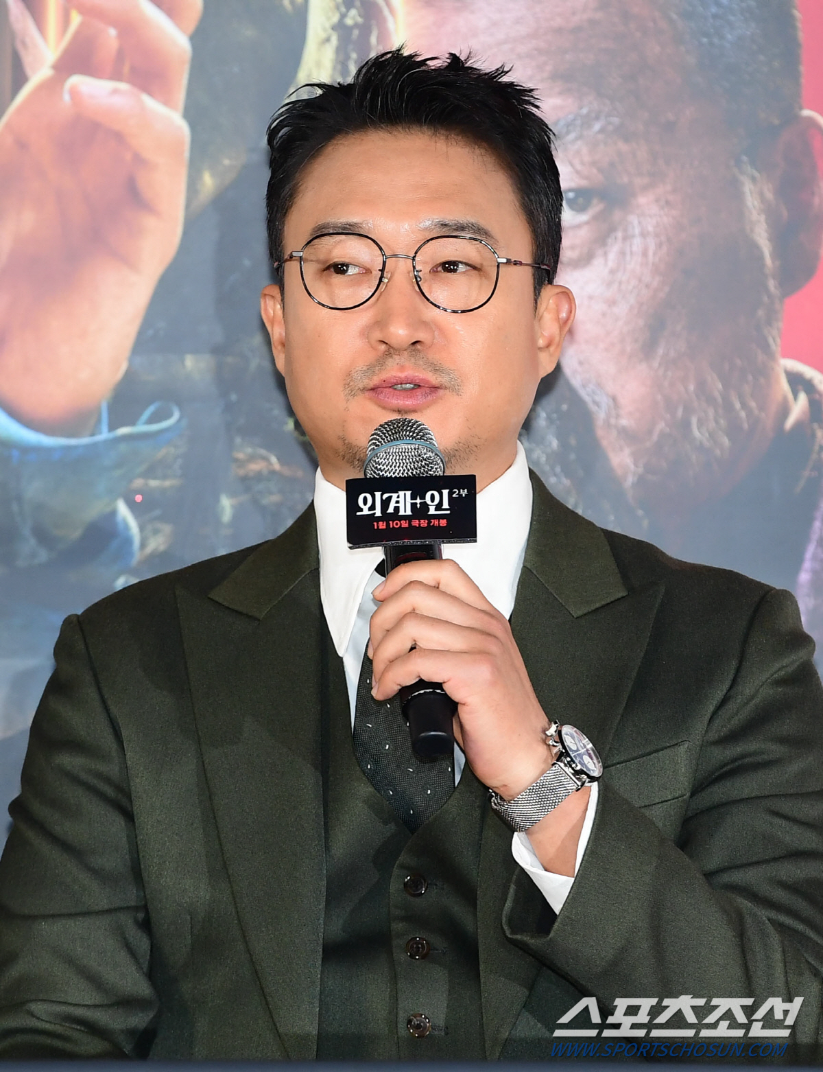 '외계+인' 2부 조우진 "빠른 대사+와이어 액션, 현장서 NG대마왕이었…