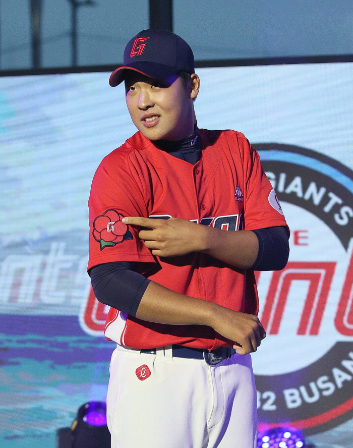 200일만에 잡은 공→155㎞ 회복 가능할까? "20m 캐치볼 시작한지 …