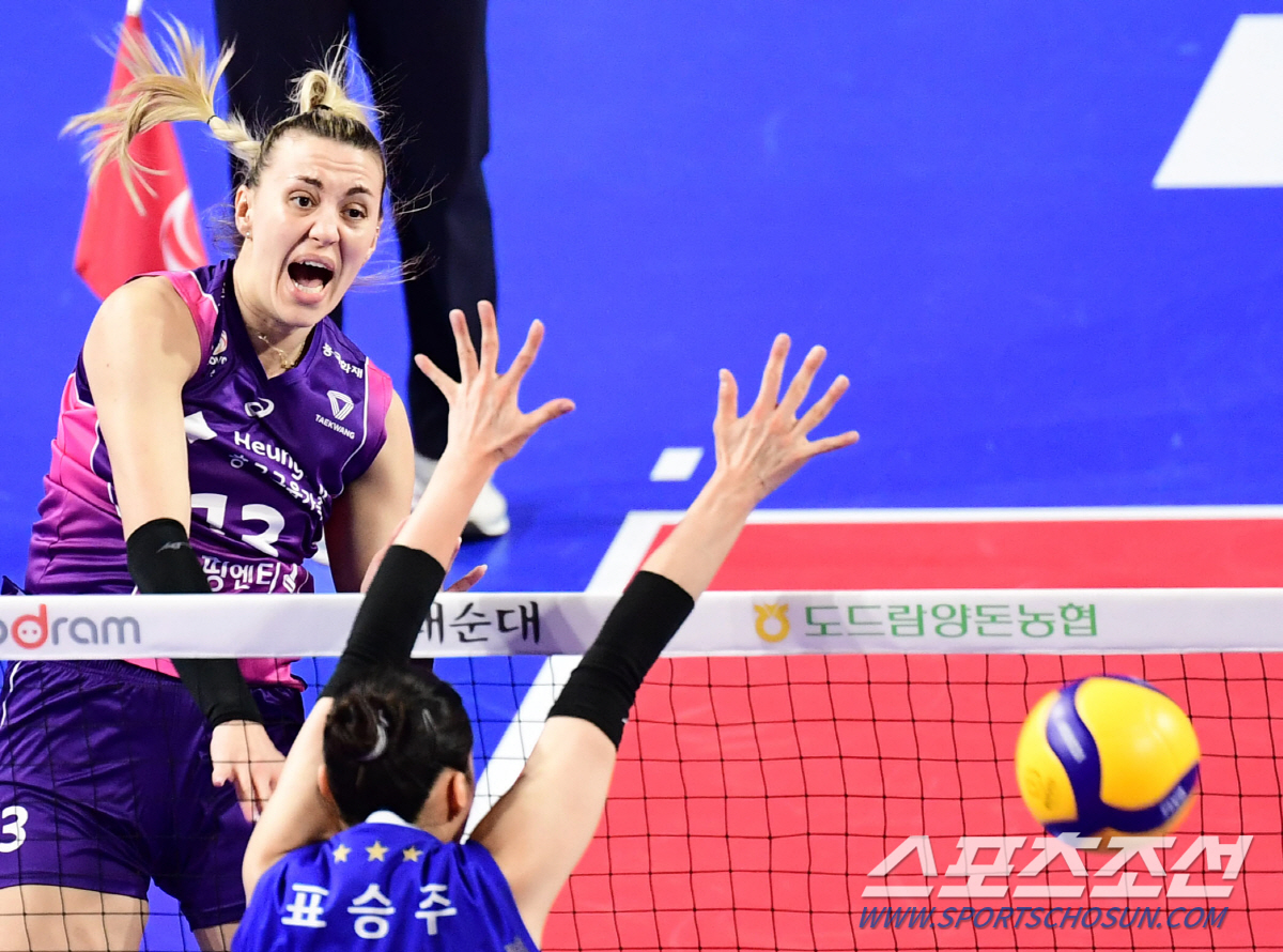 풀세트 접전, 김연경이 끝냈다! 흥국생명 또 기업은행 울렸다[화성 리뷰]