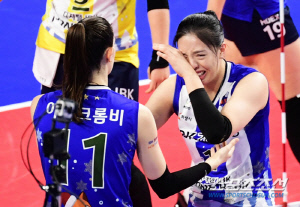얼마나 아팠으면 '눈물이 뚝뚝...' 강스파이크 얼굴 강타, '새해 첫 경기부터 액땜'[화성현장]