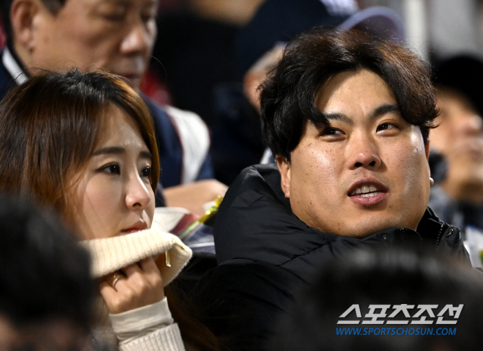 선발 급구 양키스 "류현진도 관심 대상", 한화 복귀설 잠재울 조건 제시…