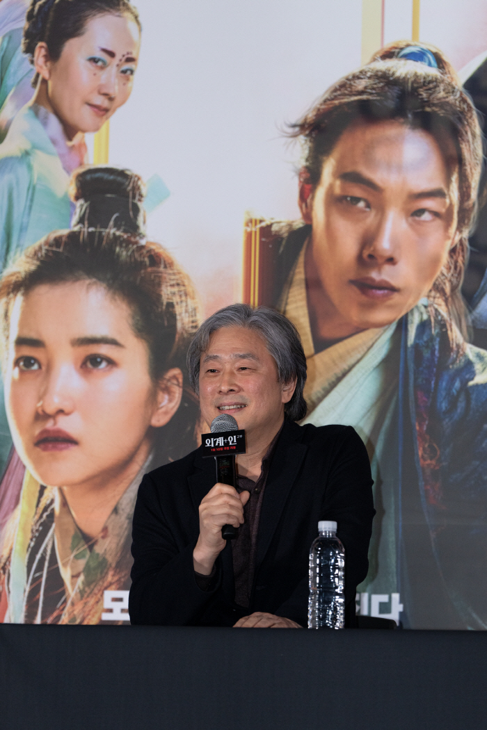 박찬욱 감독, '외계+인' 2부 향한 극찬.."적당히 점잖고 의젓, 韓 …