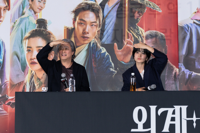 박찬욱 감독, '외계+인' 2부 향한 극찬.."적당히 점잖고 의젓, 韓 …