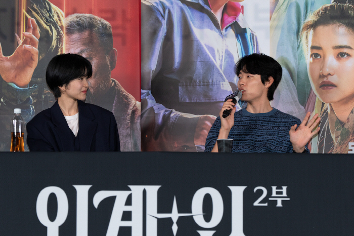 박찬욱 감독, '외계+인' 2부 향한 극찬.."적당히 점잖고 의젓, 韓 …