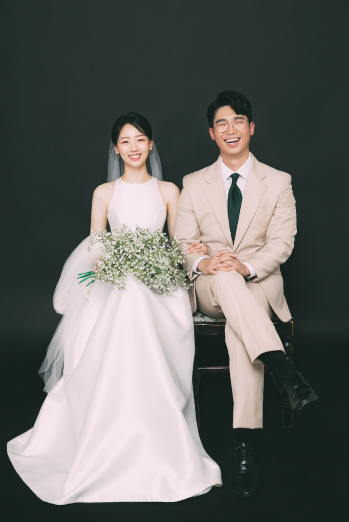 '8년 장기연애 결실' 롯데, 홍승현 트레이닝 코치 결혼