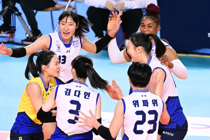 '양효진 빼고 두자릿수 득점만 4명' 현대건설, 도로공사에 72분만에 셧…